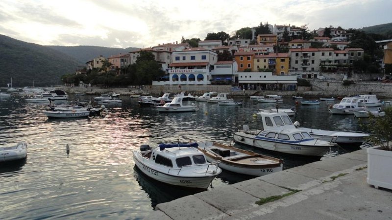 DSC00790 01.JPG - A hegyek mögött a lemenő nap. Utolsó pillantások a városkára. Jól éreztük magunkat.